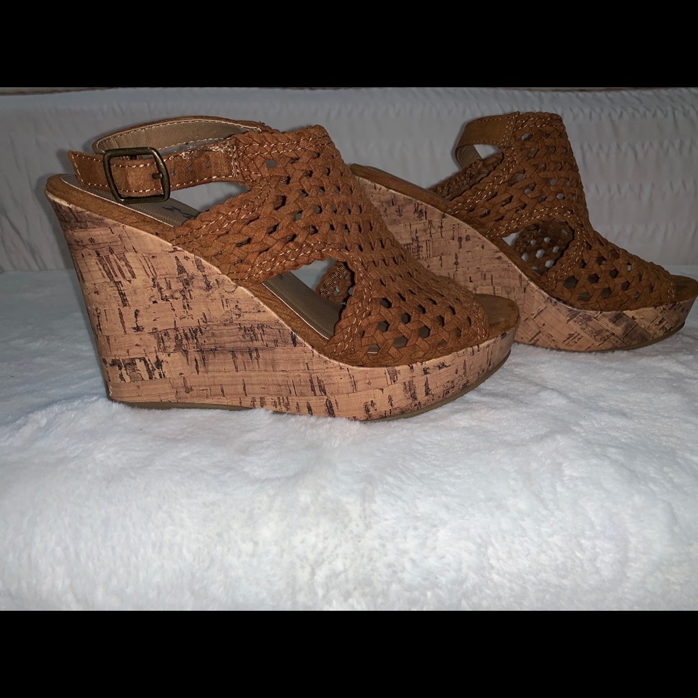 BROWN WEDGE SANDALS (CORK LIKE)